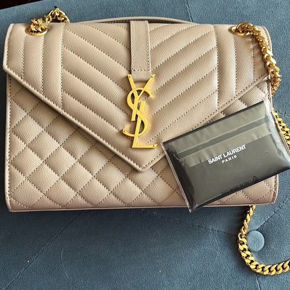 Saint Laurent Envelope patent leather crossbody bag
Never worn
Beige - Picture 4 of 5